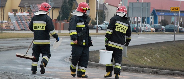 Przejechał się po oleju i uszkodził wóz - Zdjęcie główne