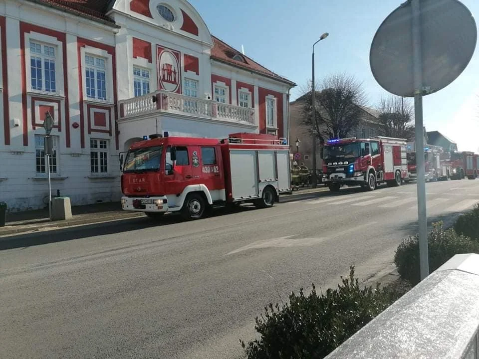 Na miejsce alarmu zadysponowano 4 zastępy straży pożarnej