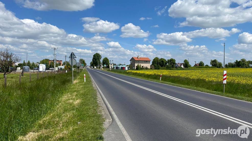 Kuczyna. Jadąc od strony Krobi w kierunku Kuczyny i Żychlewa obydwie ścieżki przebiegać będą po prawej stronie jezdni. Zgodnie z dokumentacją projektową ciągi zostaną wykonane z kostki betonowej, choć nie można wykluczyć zmiany na nawierzchnię asfaltową. Długość ścieżki na odcinku Krobia – Żychlewo wyniesie 1,12 km, natomiast na  odcinku Krobia – Kuczyna 1,1 km. Ponadto wykonane zostaną zjazdy na posesje, a na części ciągu zostanie przebudowany (powstanie kanalizacja) rów przydrożny.