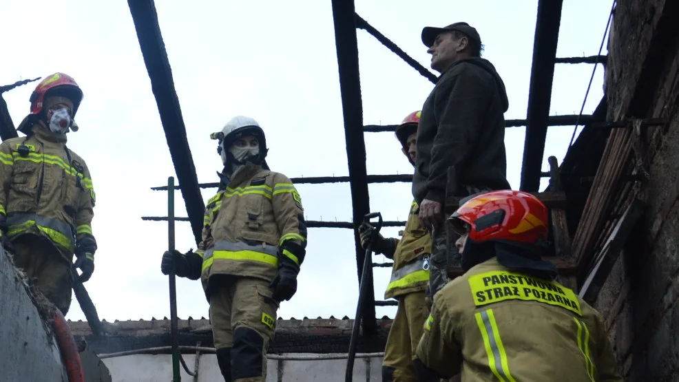 W miejscowości Pasierby w gminie Pępowo doszło do pożaru budynku mieszkalnego połączonego z budynkiem gospodarczym - Zdjęcie główne