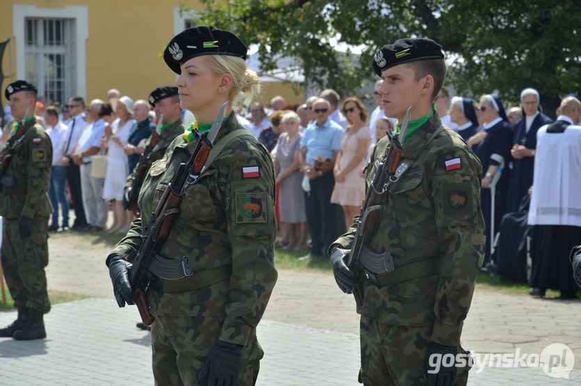 Święta Góra. Biskup Robert Włodarczyk pobłogosławił przyniesione na dożynki powiatowe plony: zboża, nasiona i zioła