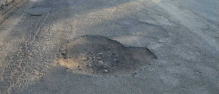 Cztery zdarzenia drogowe przez jedną dziurę w drodze - Zdjęcie główne