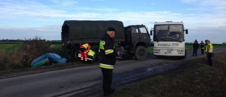 Pojazd wojskowy zderzył się z autobusem - Zdjęcie główne