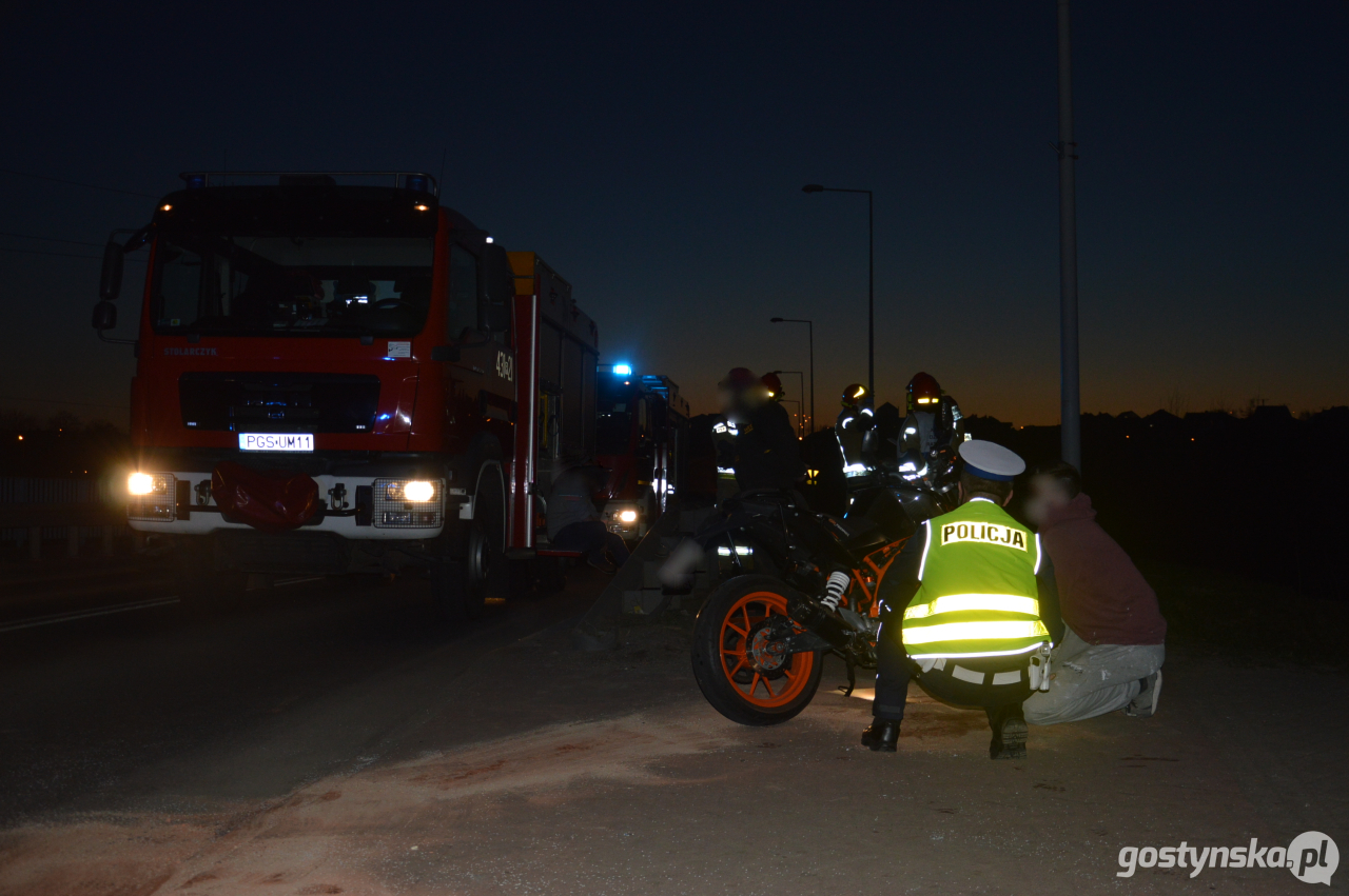 Gostyń. 58-letni mieszkaniec powiatu gostyńskiego uderzył ciągnikiem rolniczym Ursus C-330 w motocykl KTM