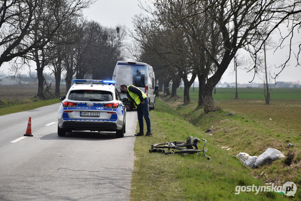 Na prostym odcinku drogi pomiędzy Bielawami Pogorzelskimi a Elżbietkowem doszło do potrącenia rowerzysty przez samochód. Nieprzytomny mężczyzna został przetransportowany śmigłowcem LPR do szpitala w Jarocinie