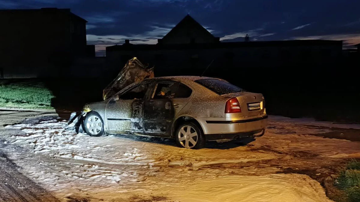 Niebezpiecznie na prywatnej posesji. Skoda przebiła ścianę garażu, zatrzymała się wewnątrz. Wtedy pojawił się ogień