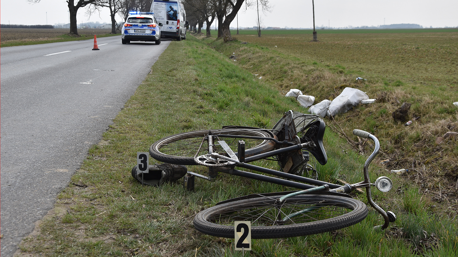 Potrącenie rowerzysty. Nieprzytomnego mężczyznę do szpitala transportował śmigłowiec LPR - Zdjęcie główne