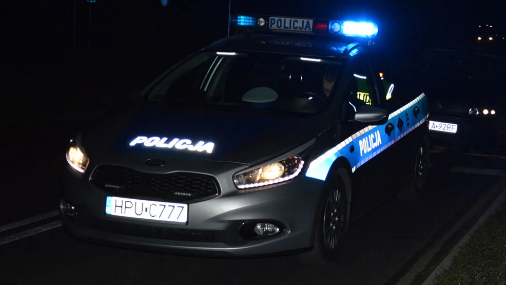 Policja wciąż szuka kierowcy. Osobówka zniszczyła znaki i ogrodzenie gostyńskiej cukrowni - Zdjęcie główne
