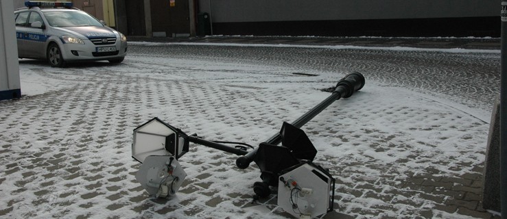 Cofał i przewrócił latarnię - Zdjęcie główne
