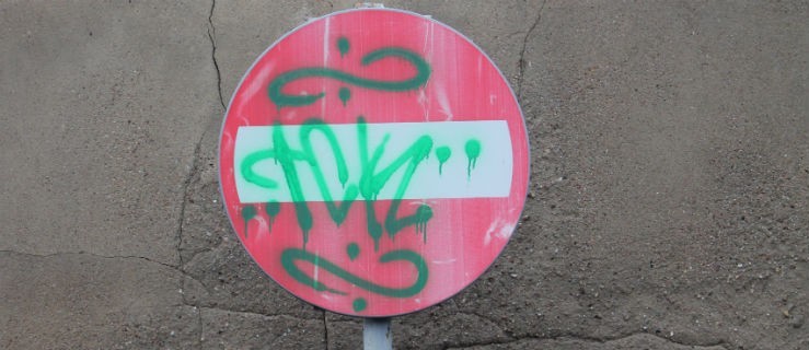 Graffiti na ścianach i znakach drogowych - Zdjęcie główne