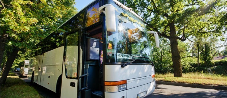 Autobus zderzył się z osobówką - Zdjęcie główne