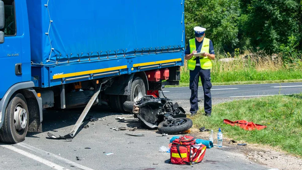 Tragedia na wojewódzkiej. Motocykl BMW wjechał w ciężarówkę. Młody kierowca zginął - Zdjęcie główne