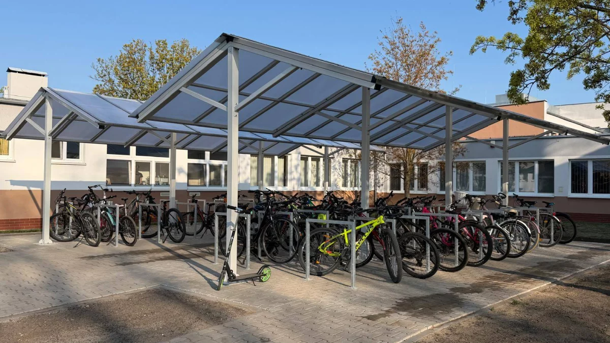 Rodzice zbierali na wiatę przy szkole przez pół roku. Resztę dołożyła gmina