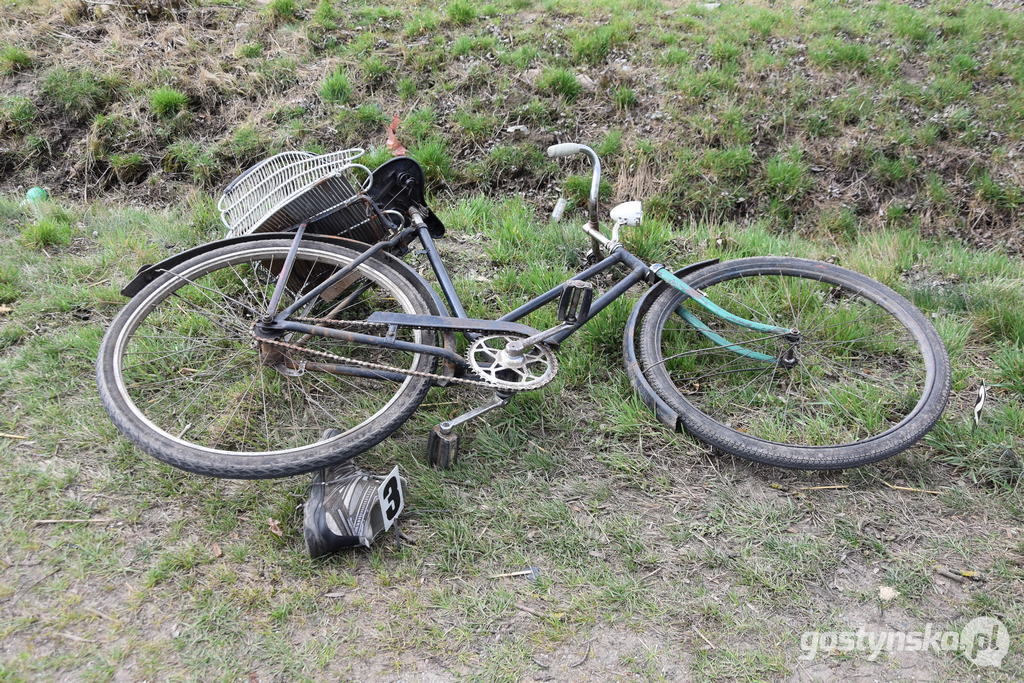 Na prostym odcinku drogi pomiędzy Bielawami Pogorzelskimi a Elżbietkowem doszło do potrącenia rowerzysty przez samochód. Nieprzytomny mężczyzna został przetransportowany śmigłowcem LPR do szpitala w Jarocinie