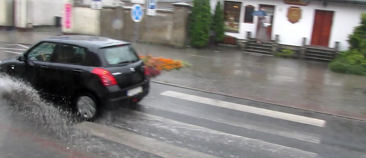 Krótki letni deszcz w mieście. Ulice zalane - Zdjęcie główne