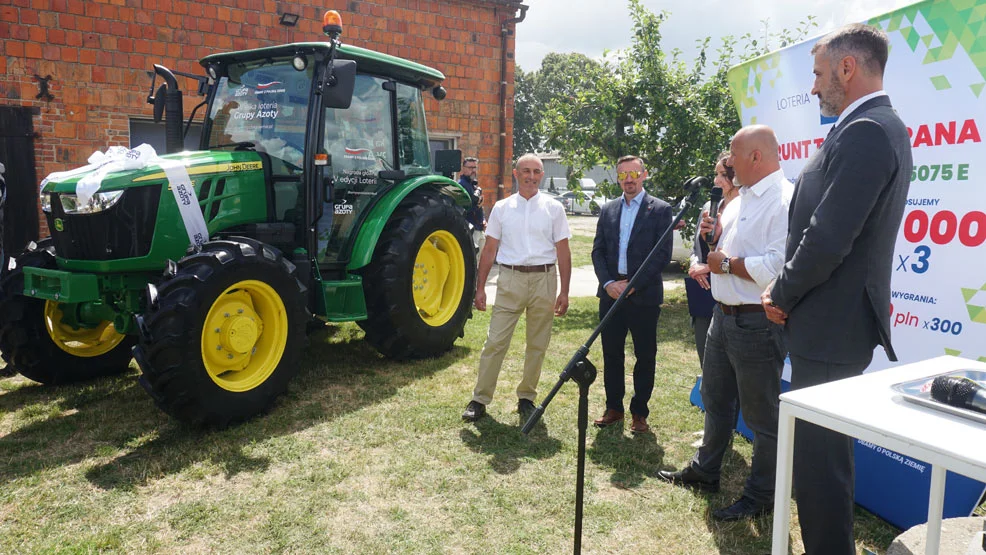 Eugeniusz Nowacki z Krzekotowic w gm. Pępowo odebrał dziś swój ciągnik John Deer, główną nagrodę w konkursie Grupy Azoty. Gratulował mu sam Adam Małysz - Zdjęcie główne