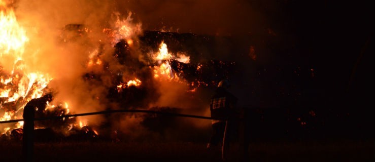 Płoną duże stogi. Ogień zagraża stadninie koni - Zdjęcie główne