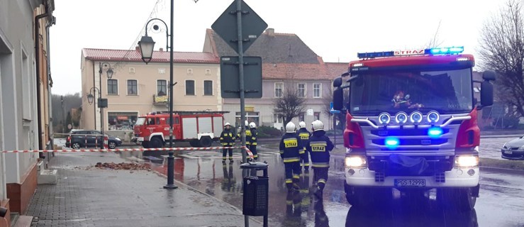 Wichura szaleje nad Wielkopolską. Komin posypał się na drogę - Zdjęcie główne