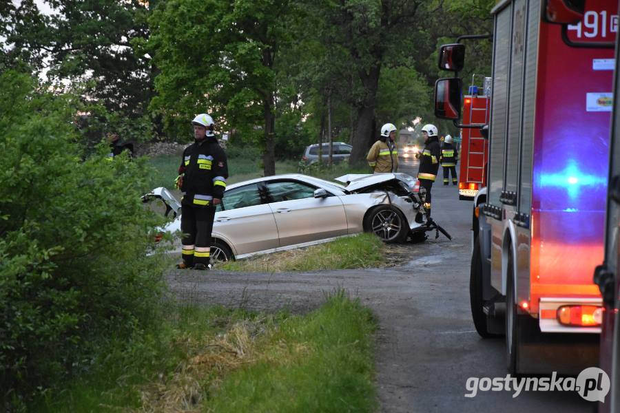 Pogorzela. Na trasie pomiędzy Kromolicami (gm. Pogorzela) a Kuklinowem (gm. Kobylin) doszło do wypadku. Nie żyje kierowca jednego z samochodów 