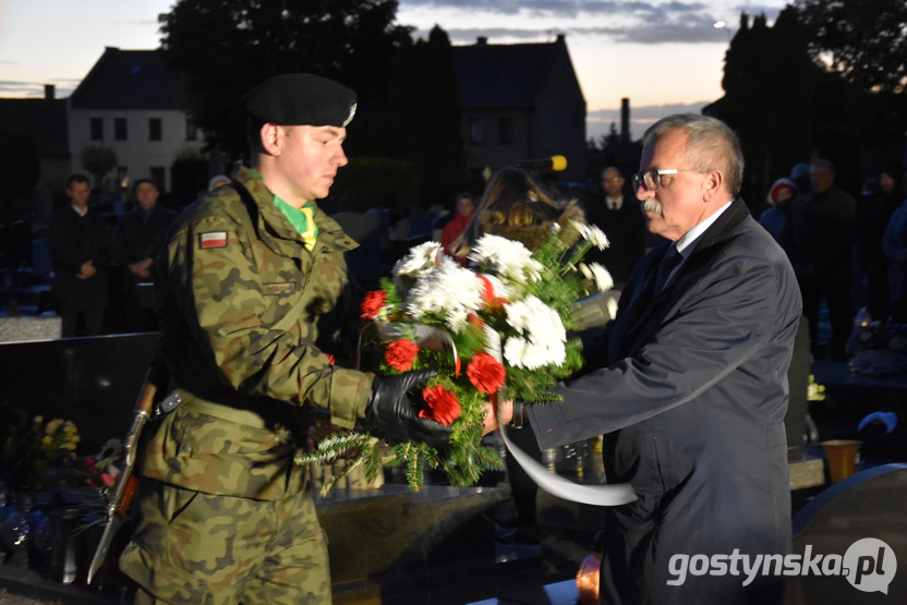 Wartę przy pomniku rozstrzelanych wystawił 4. Pułk Przeciwlotniczy w Lesznie oraz klasa wojskowa Zespołu Szkół Ogólnokształcących i Zawodowych w Krobi