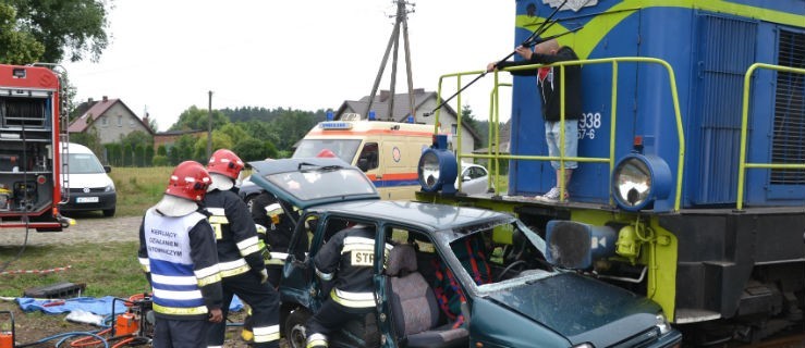 Lokomotywa staranowała  daewoo tico. Jedna osoba nie żyje - Zdjęcie główne