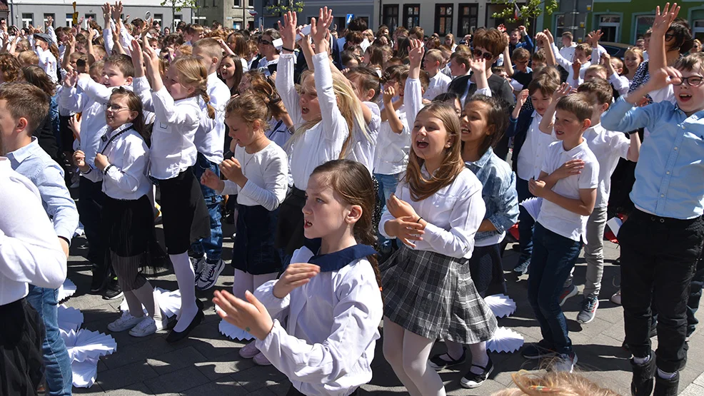Happening w Borku Wlkp. Około 800 dzieci wołało "Kocham Cię Polsko!" [FILM] - Zdjęcie główne