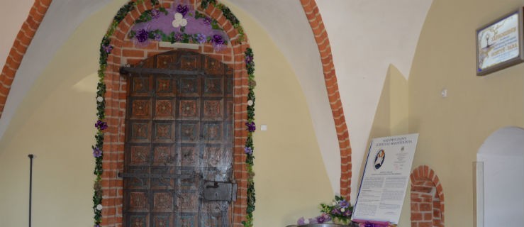 Te drzwi to symbol, miejsce pielgrzymki - Zdjęcie główne