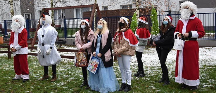 Mikołaje i Śnieżynki zapukali dziś do miejskich przedszkoli - Zdjęcie główne