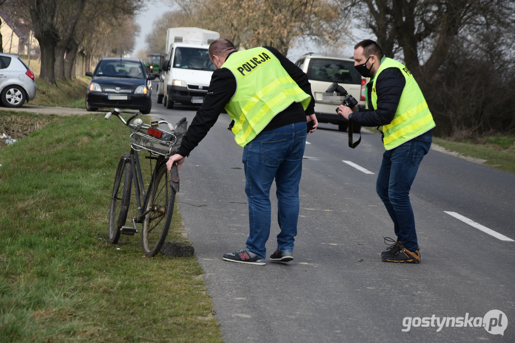 Na prostym odcinku drogi pomiędzy Bielawami Pogorzelskimi a Elżbietkowem doszło do potrącenia rowerzysty przez samochód. Nieprzytomny mężczyzna został przetransportowany śmigłowcem LPR do szpitala w Jarocinie