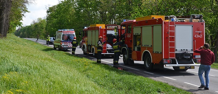 Stłuczka osobówek na prostej drodze. Ranny kierowca - Zdjęcie główne
