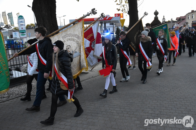 Wartę przy pomniku rozstrzelanych wystawił 4. Pułk Przeciwlotniczy w Lesznie oraz klasa wojskowa Zespołu Szkół Ogólnokształcących i Zawodowych w Krobi