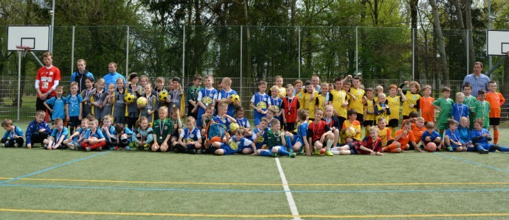 80 młodych miłośników piłki nożnej w jednym  miejscu - Zdjęcie główne