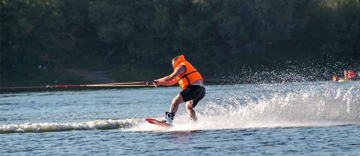 Wakeboard – idealny na wodne szaleństwa - Zdjęcie główne