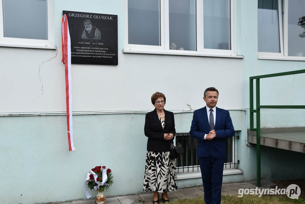 Gostyń. Odsłonięcie tablicy na ZOL-u w Gostyniu ku pamięci  reumatologa Grzegorza Głuszaka