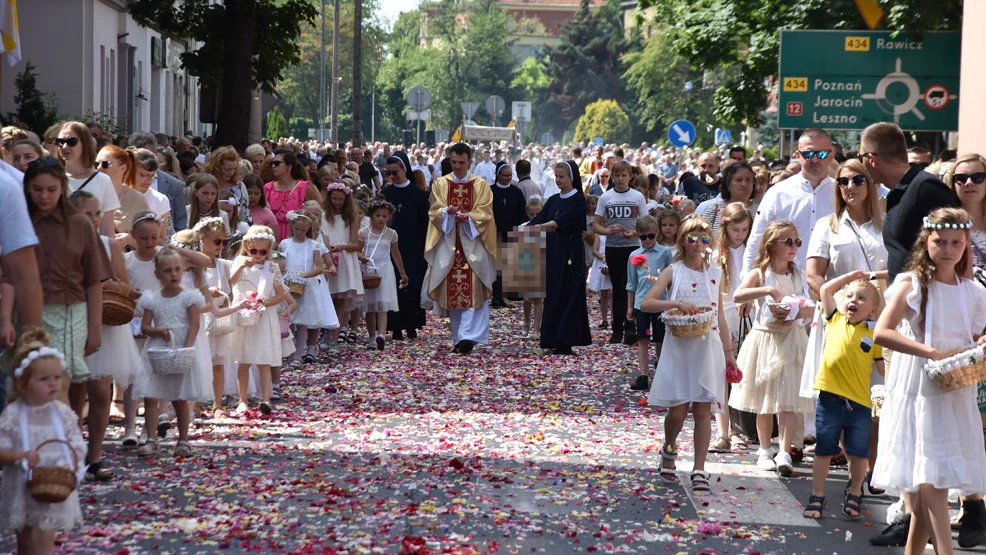 Boże Ciało w Gostyniu. „Jesteśmy daleko od siebie, jesteśmy podzieleni, więc nieautentyczni” - głosili duchowni - Zdjęcie główne