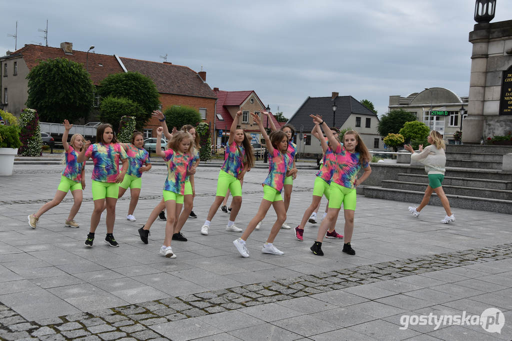 Gostyń. Zakończenie sezonu w szkole tańca Desperado. Podopieczni wraz z dorosłymi mieszkańcami tańczą "Jerusalema" w Wituś DANCE CHALLENGE 