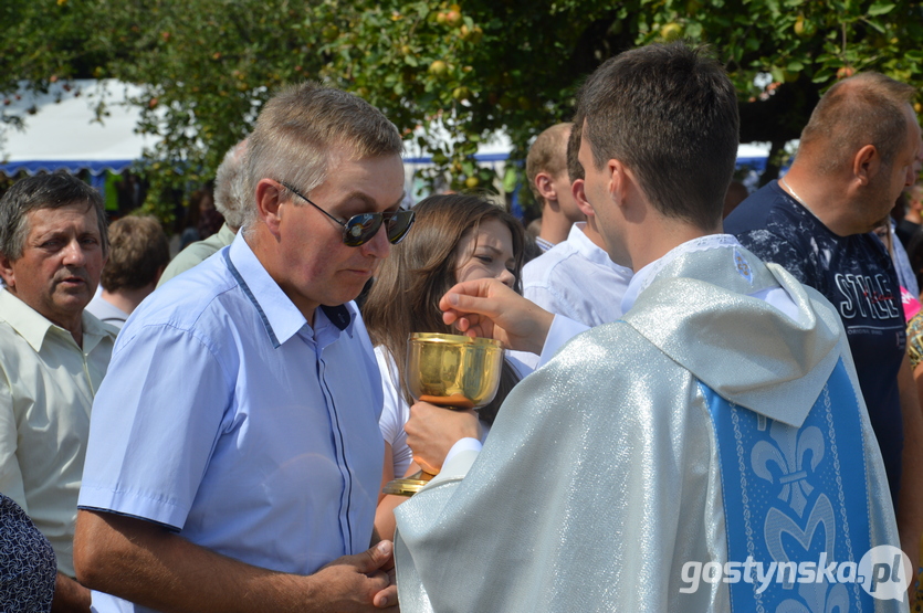 Święta Góra. Biskup Robert Włodarczyk pobłogosławił przyniesione na dożynki powiatowe plony: zboża, nasiona i zioła