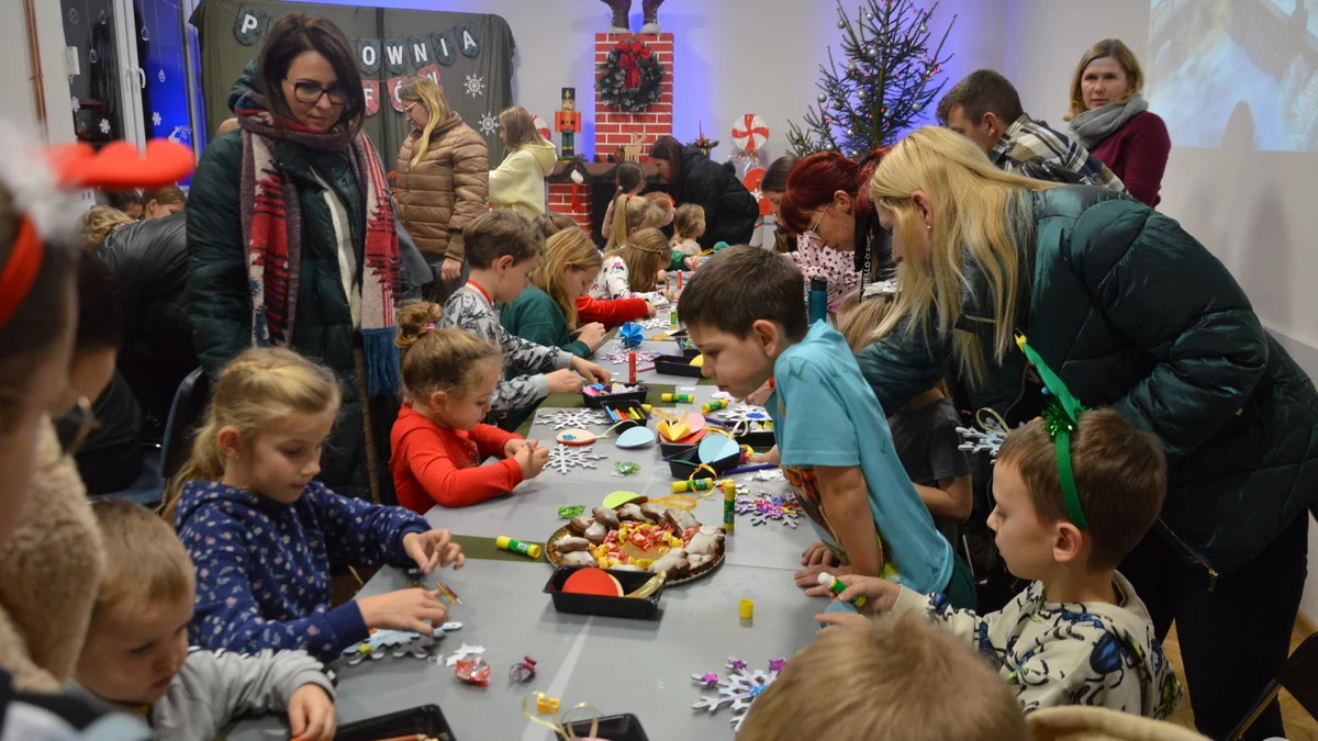 Mikołajki w Piaskach. Centrum kultury zaprosiło dzieci na magiczne spotkanie z mikołajem i bajkowymi postaciami - Zdjęcie główne