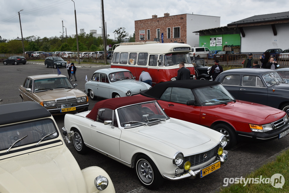 Gostyń. Zlot samochodów retro wzbudził zainteresowanie mieszkańców Gostynia