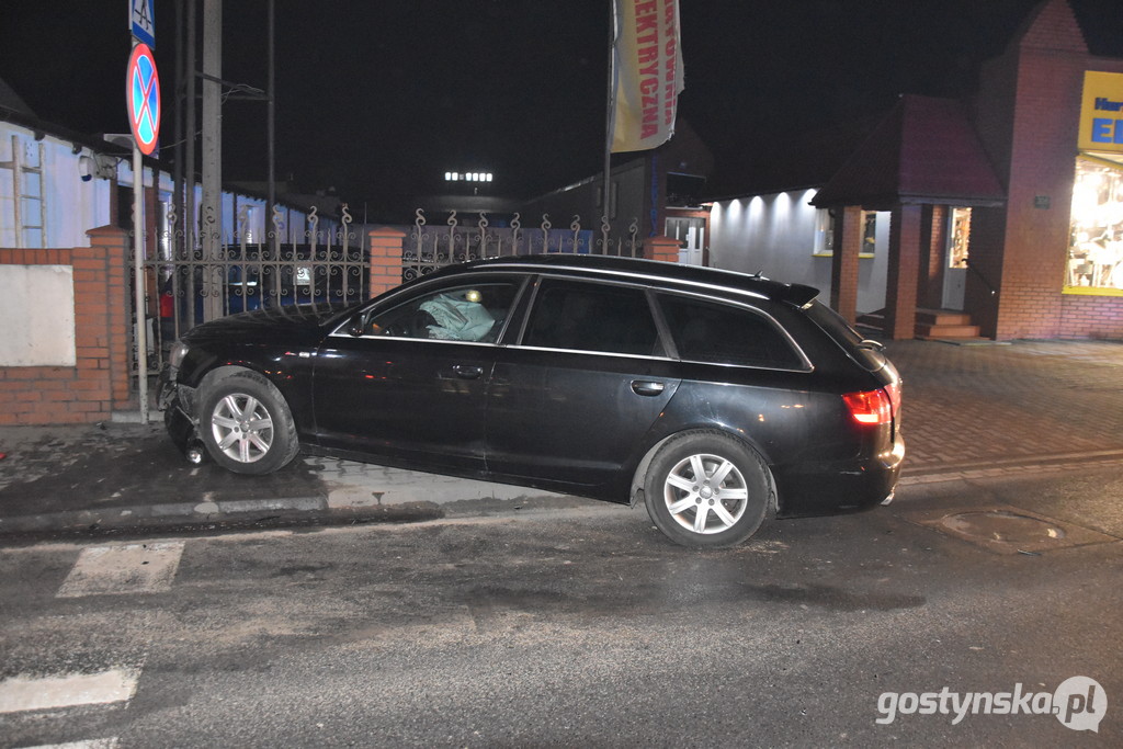 Gostyń. Kolizja dwóch samochodów osobowych na ul. Poznańskiej, w ciągu drogi wojewódzkiej 434 w Gostyniu