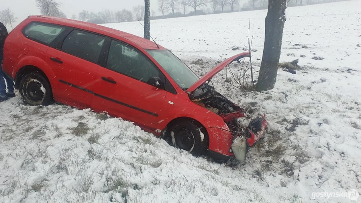 Po intensywnych opadach śniegu na drogach jest bardzo śliski. Kierowcy muszą zwrócić uwagę na złe warunki pogodowe