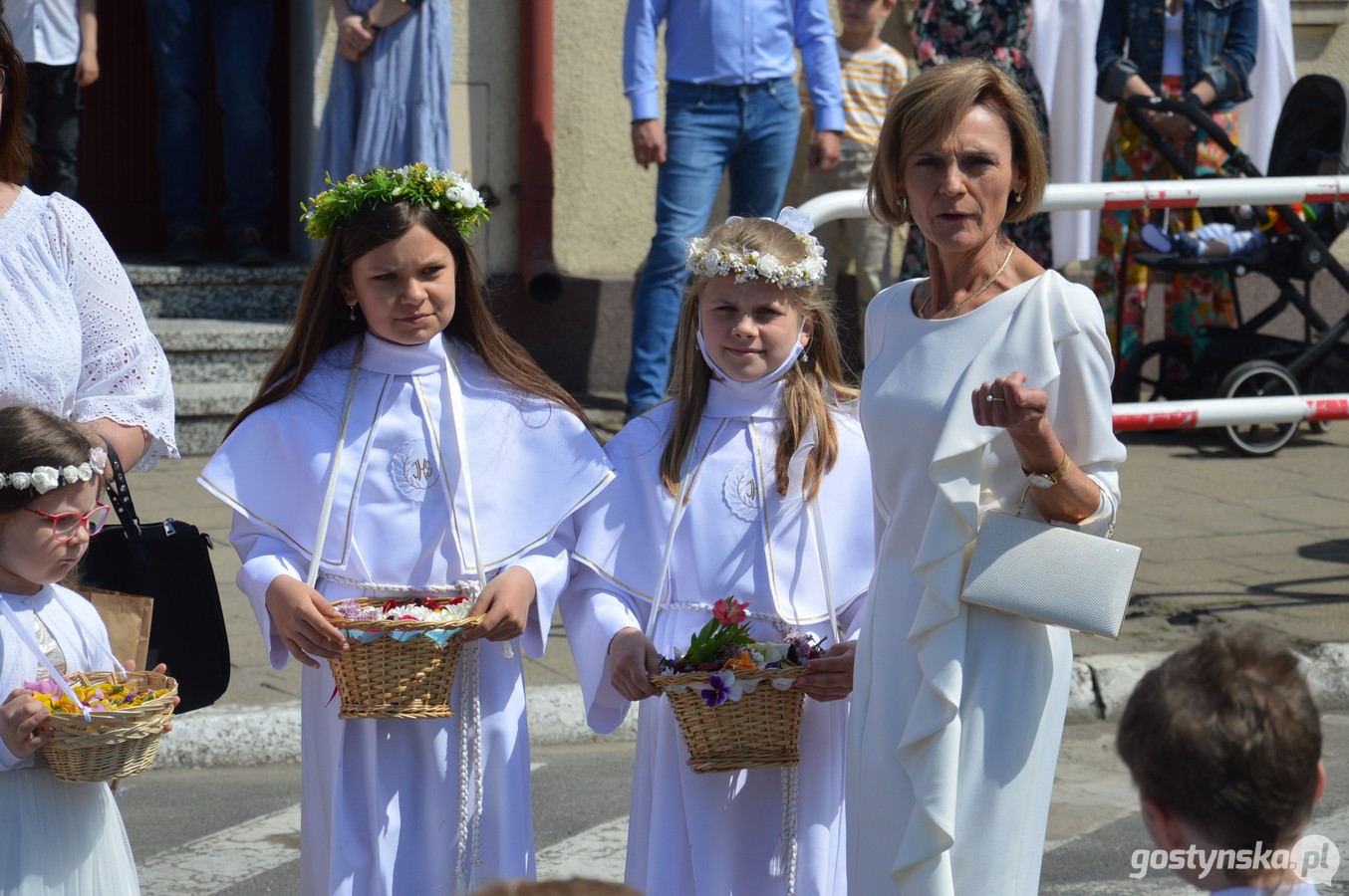 Krobia. Procesja Bożego Ciała przeszła ulicami miasta. Każdemu z ołtarzy przyświecało inne hasło: „Przez Maryję do Jezusa”, „Pozwólcie dzieciom przyjść do mnie”, Bierzcie i jedzcie, to jest ciało Moje” oraz „W mocy bożego Ducha” 