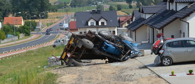 Jedna osoba trafiła do szpitala po przewróceniu się ciągnika - Zdjęcie główne