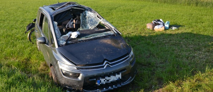 Wypadł z drogi na zakręcie i dachował w rowie - Zdjęcie główne