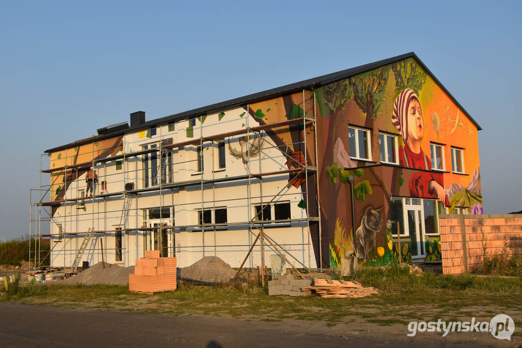 Gostyń - Brzezie. W podgostyńskiej wiosce, na budynku niepublicznego przedszkola powstaje piękny mural