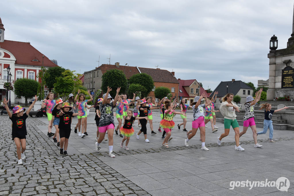 Gostyń. Zakończenie sezonu w szkole tańca Desperado. Podopieczni wraz z dorosłymi mieszkańcami tańczą "Jerusalema" w Wituś DANCE CHALLENGE 