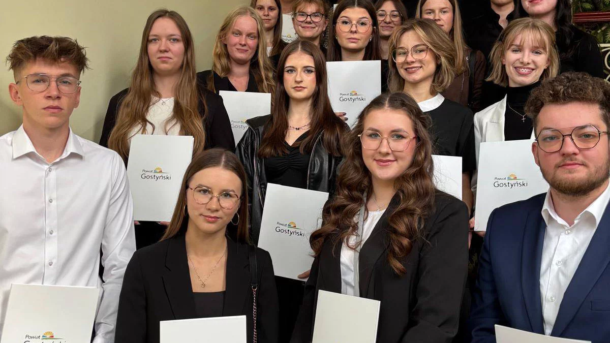 Najzdolniejsi w gostyńskim starostwie. Wyszli z dyplomami i finansowymi nagrodami - Zdjęcie główne