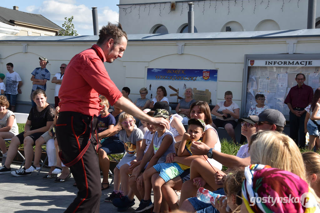 Borek Wlkp. Spektakl uliczny na rynku w Borku. Salwy śmiechu,  dobra zabawa, familijna atmosfera