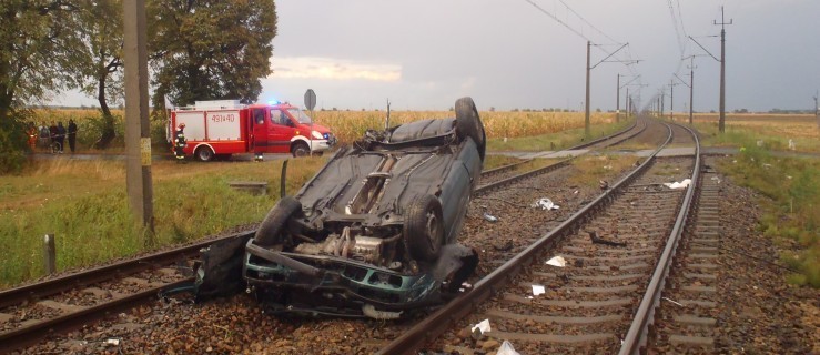 Samochód uderzył w pociąg. 18-letni kierowca w szpitalu - Zdjęcie główne