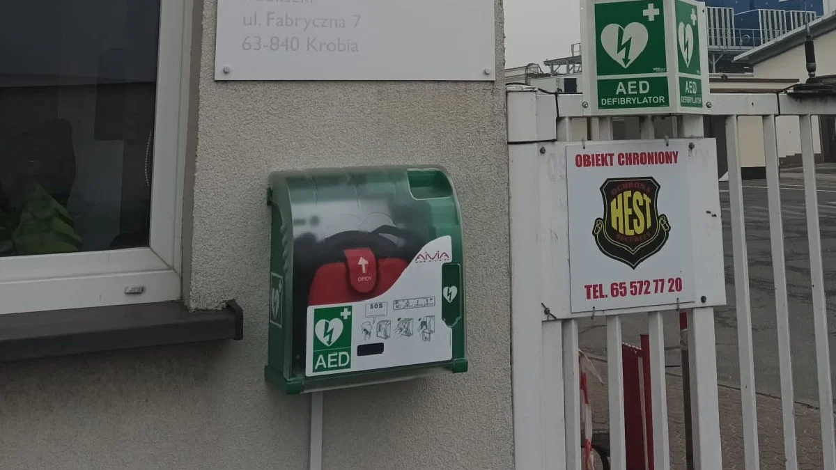 W gminie Krobia przybył kolejny defibrylator AED. Tym razem zawisł na siedzibie jednego z największych pracodawców w regionie - Zdjęcie główne